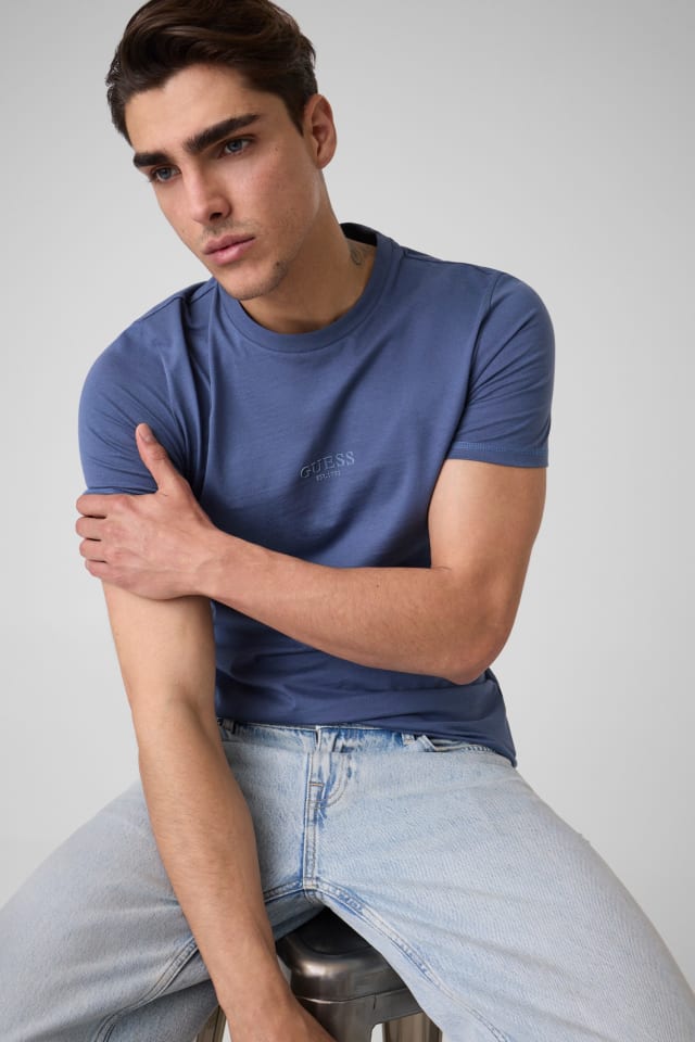 T-shirt com logo pequeno