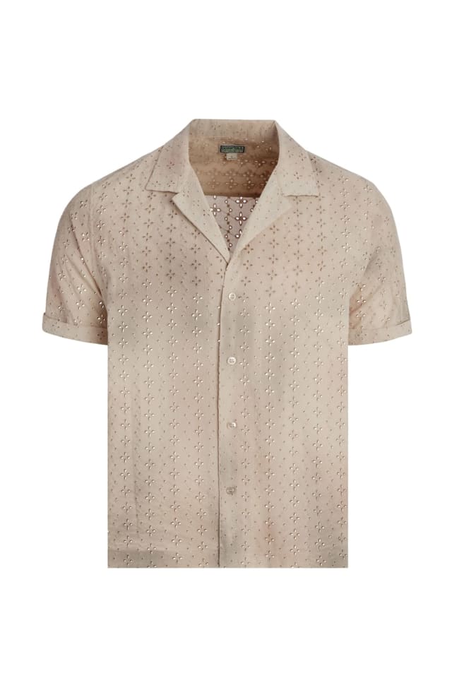 Camisa de ilhós