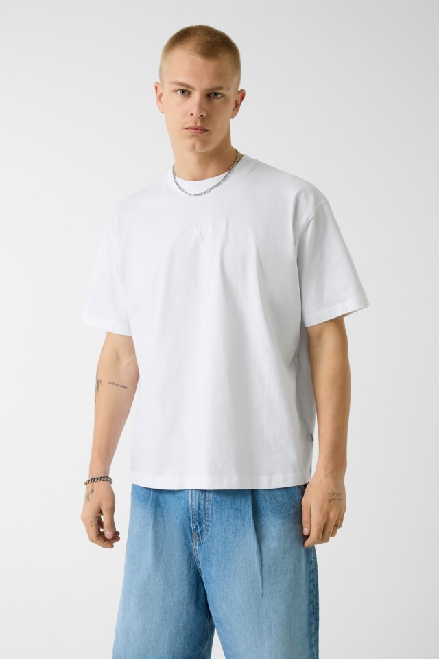 T-shirt com logo bordado