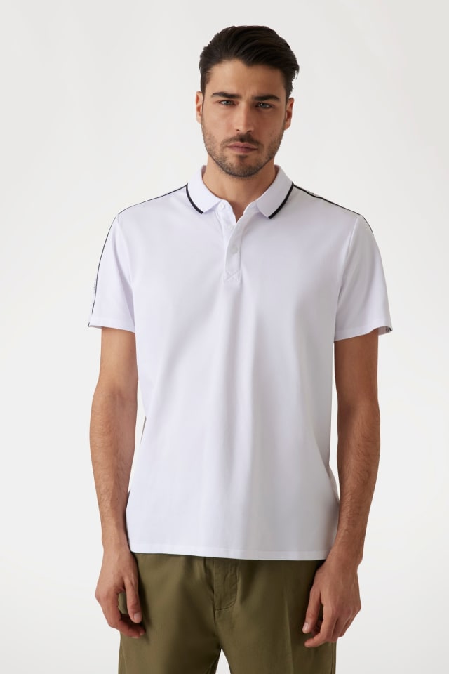 Polo com faixas e logo