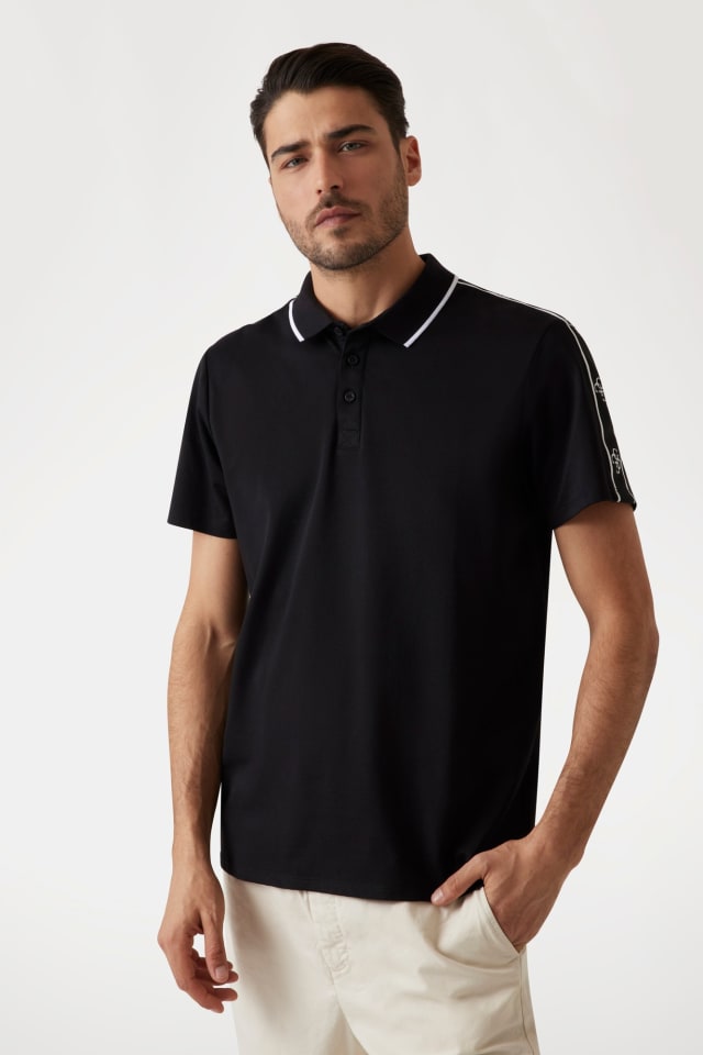Polo con logotipo en las bandas