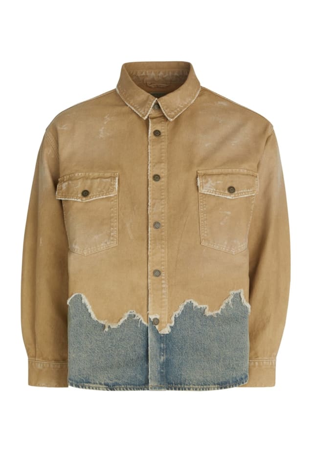 Casaco camisa desgastado em camadas