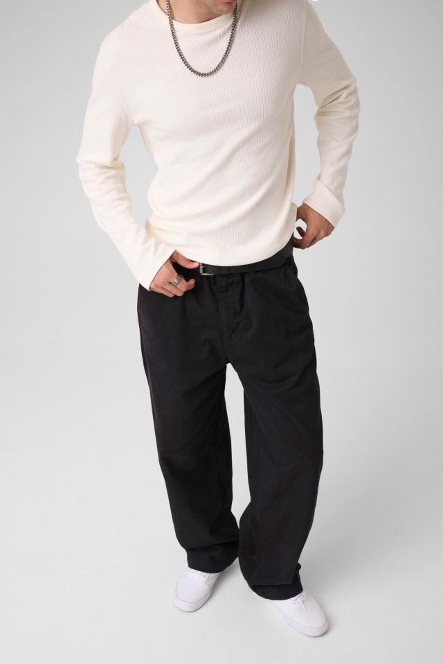 Pantalón ancho modelo chino