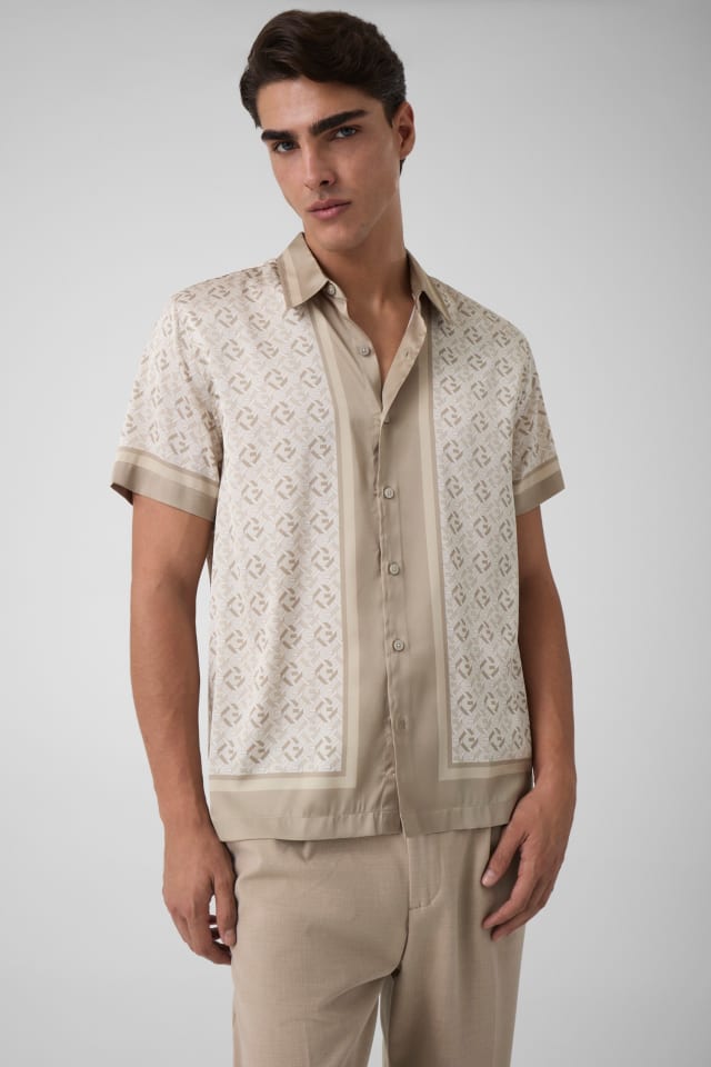 Camiseta com logotipo