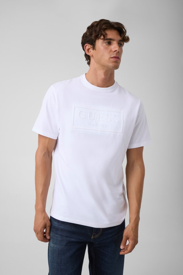 Camiseta com logo bordado