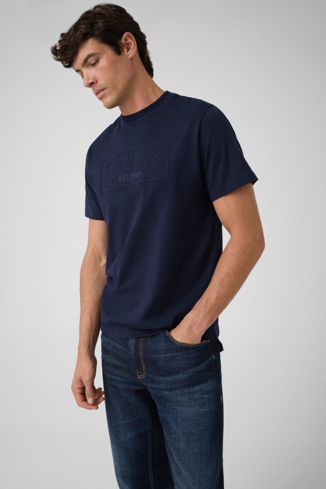 Camiseta com logo bordado