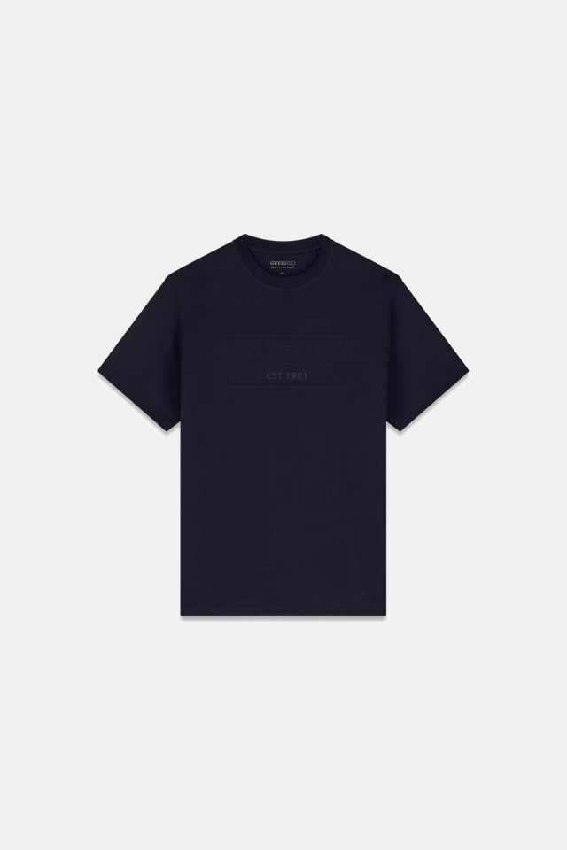 Camiseta com logo bordado