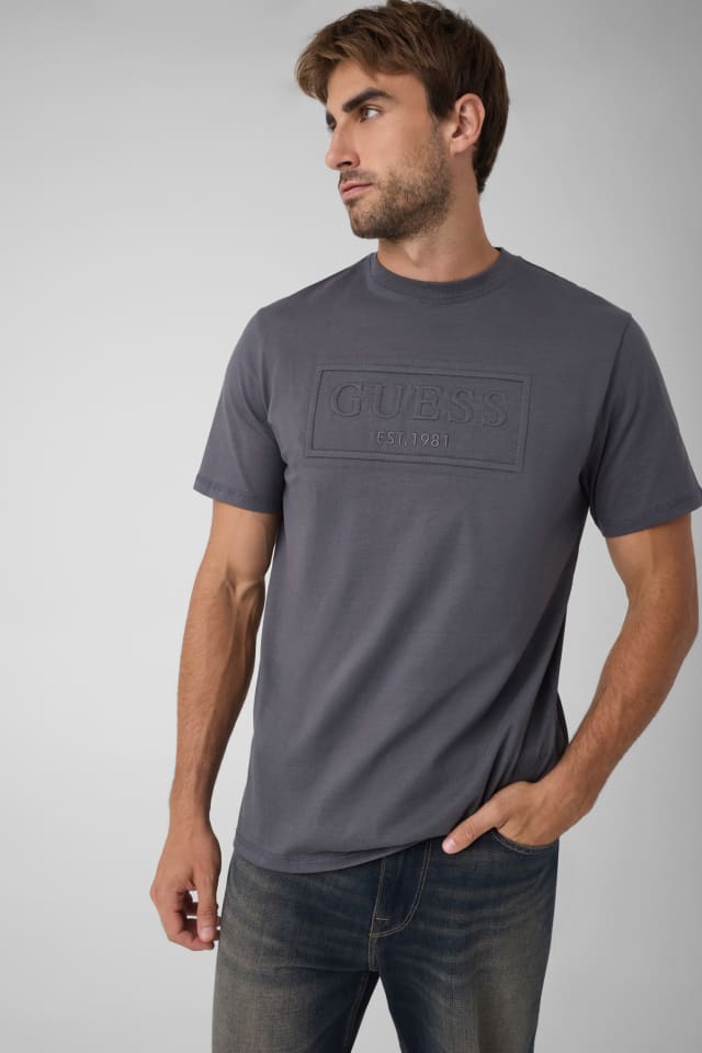 Camiseta com logo bordado
