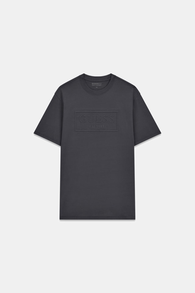 Camiseta com logo bordado