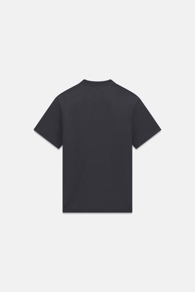 Camiseta com logo bordado