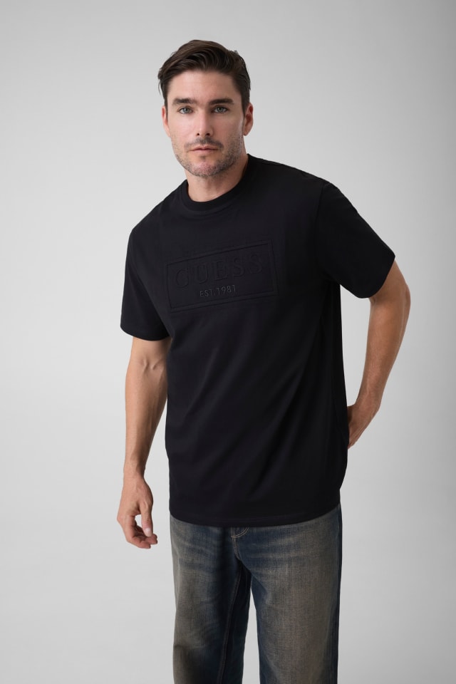 Camiseta com logo bordado