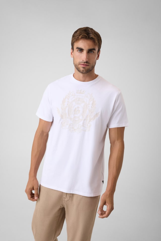 Camiseta com logo impresso