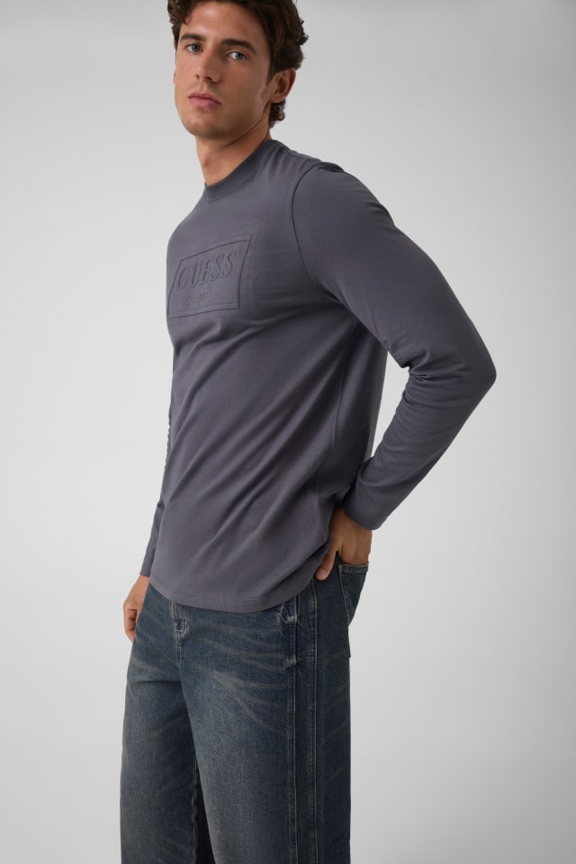 Camiseta com logotipo em relevo