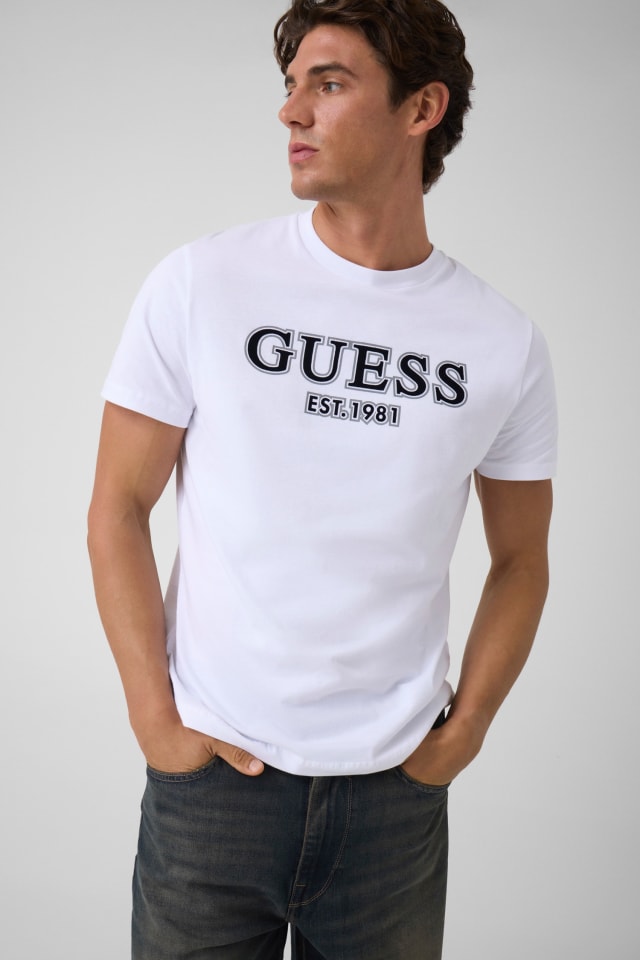 Camiseta com logo estampado