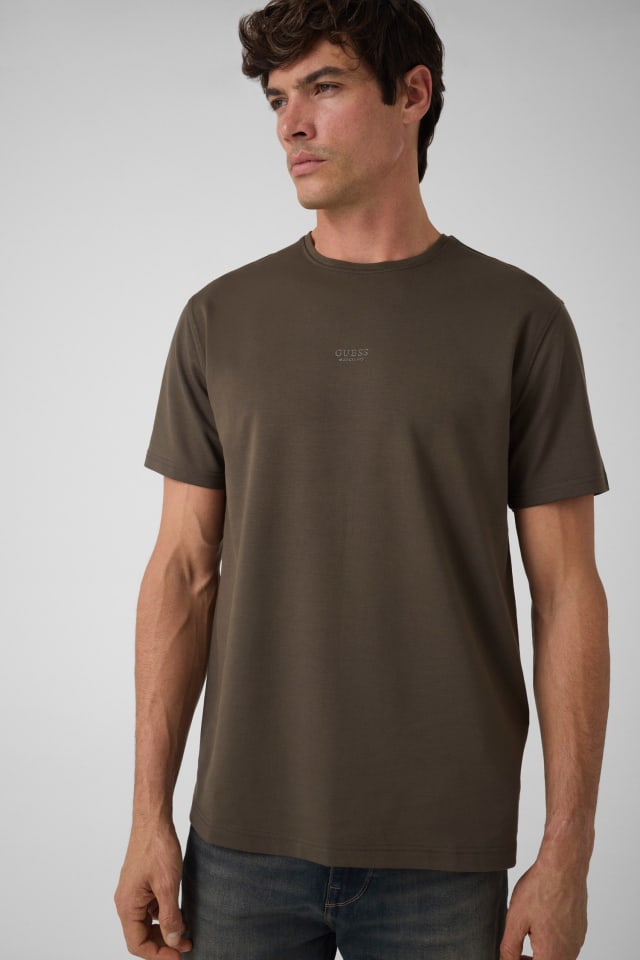 Camiseta com logo impresso