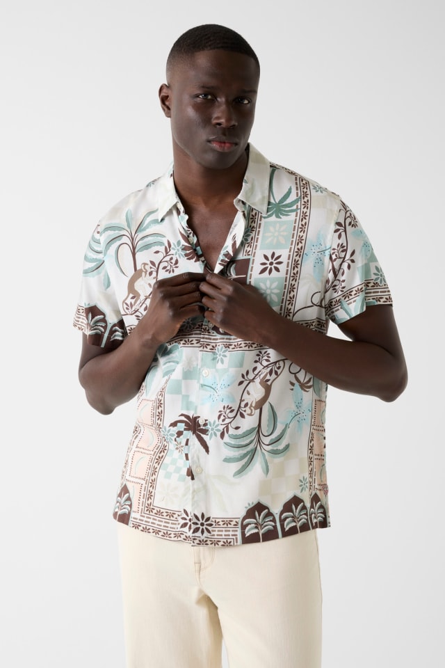 Camisa con estampado tropical