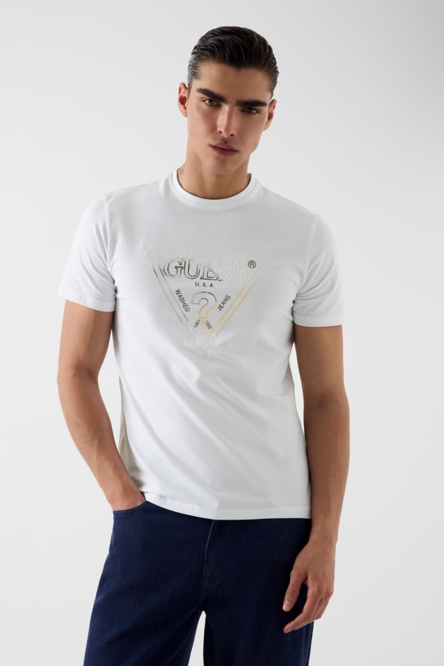 Camiseta con logo de triángulo