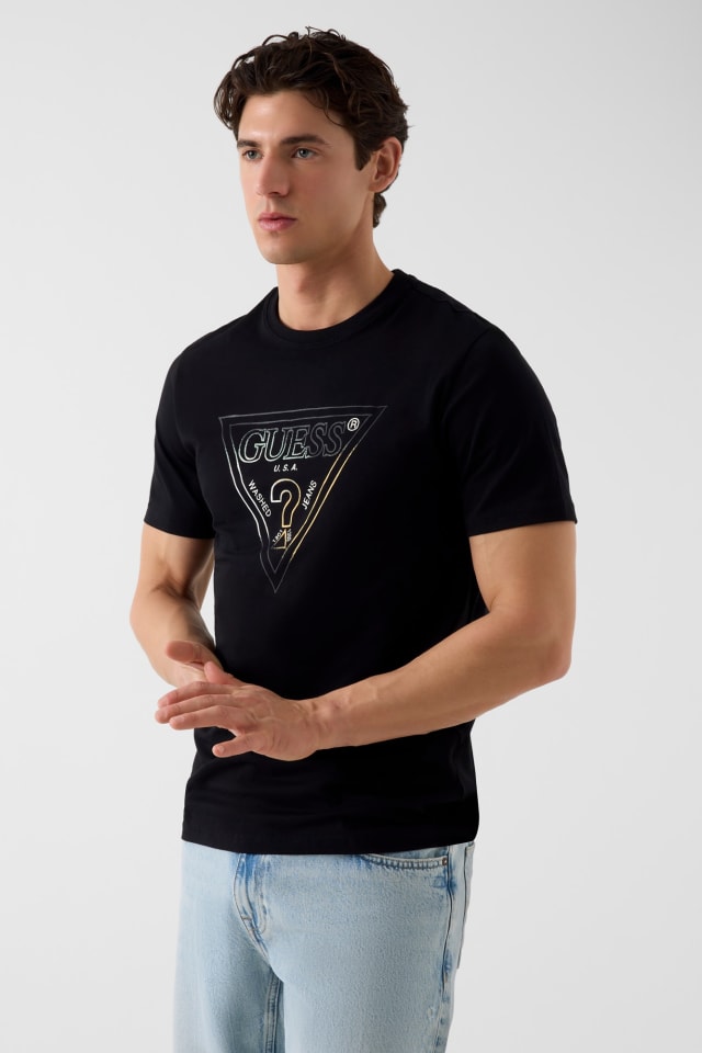 Camiseta con logo de triángulo