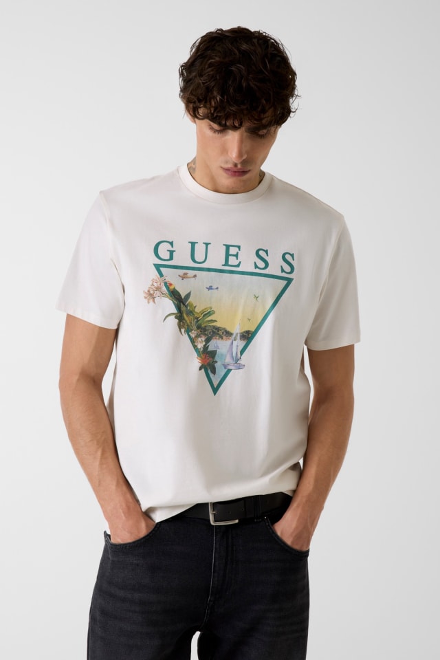 Camiseta con logo de triángulo