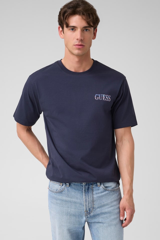 Camiseta com logo triangular