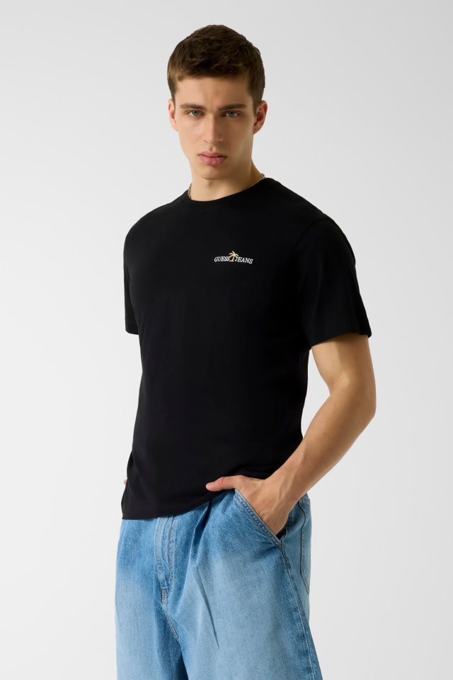 Camiseta con logo bordado