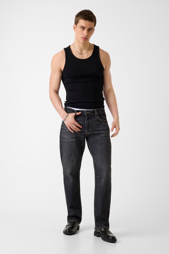 G16 Straight Jeans