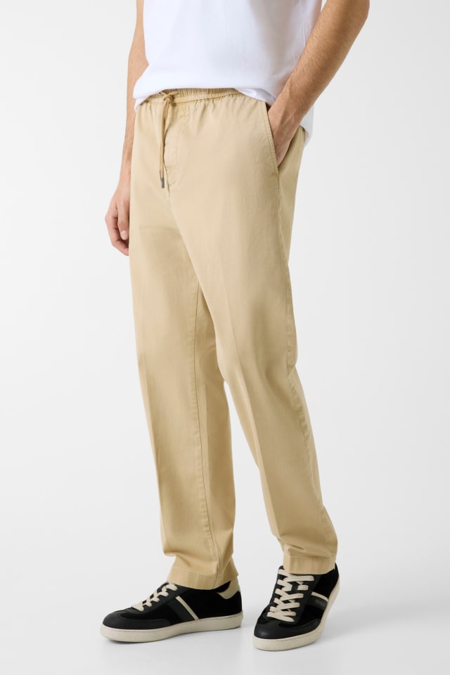 Pantalones chinos sarga