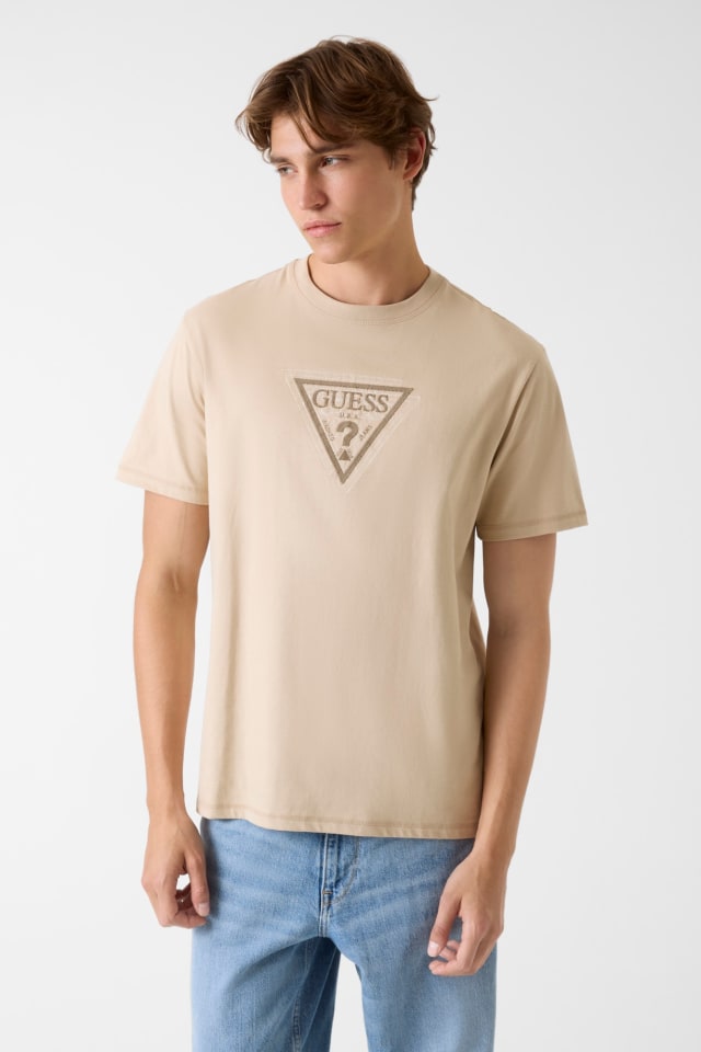Camiseta com logo triangular