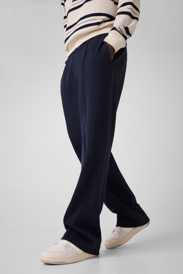 Pantalones con logo lateral