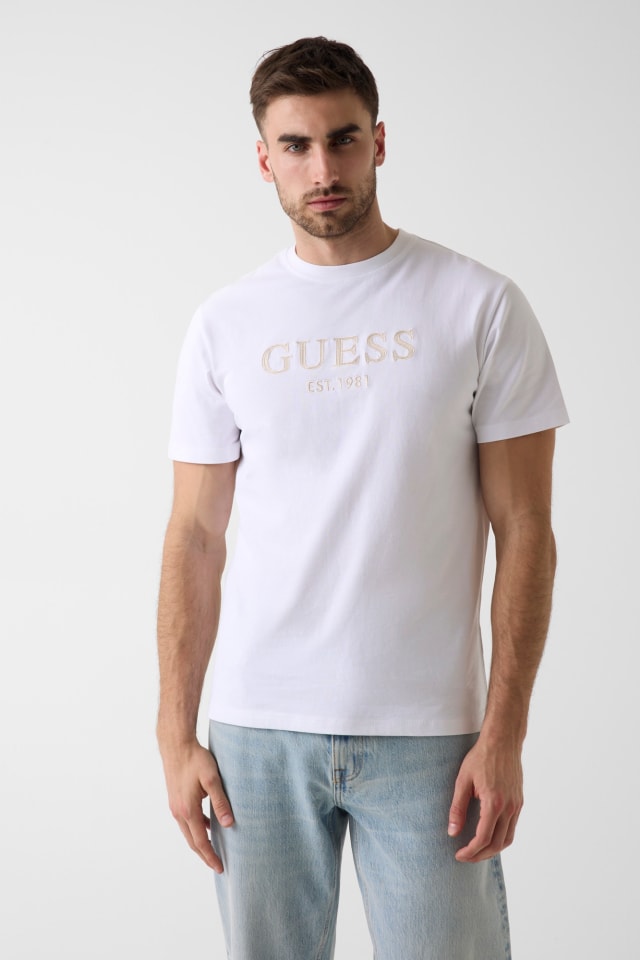 Camiseta com logo bordado