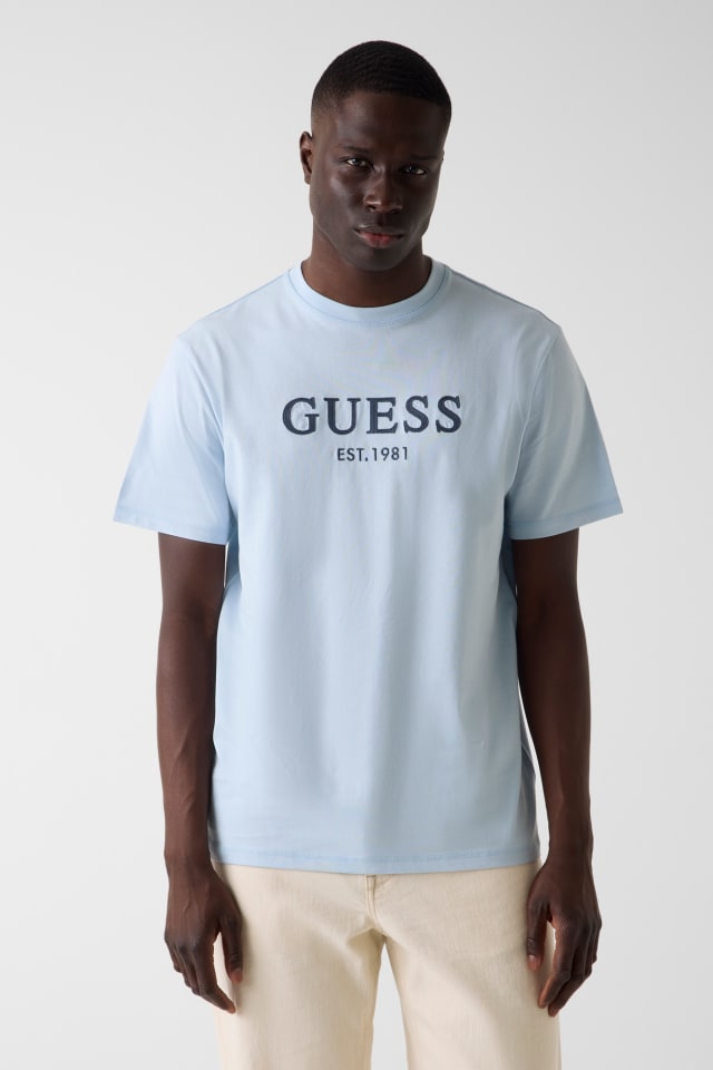 Camiseta com logo bordado