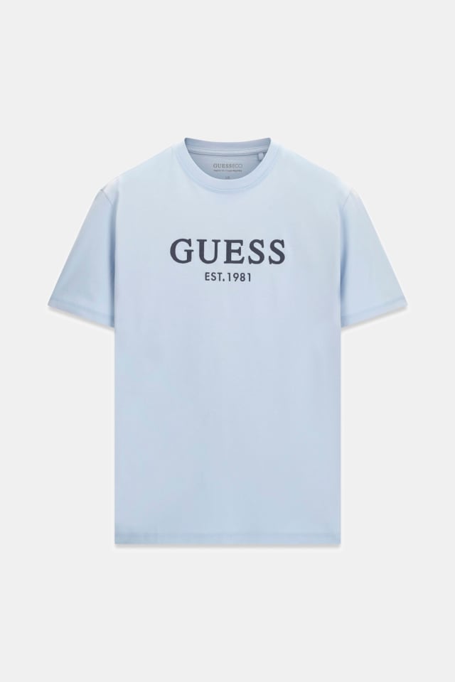 Camiseta com logo bordado