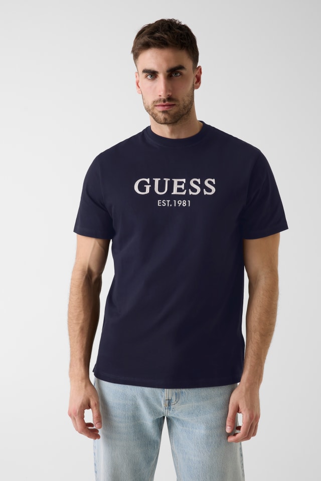Camiseta com logo bordado