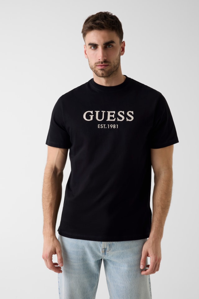 Camiseta com logo bordado