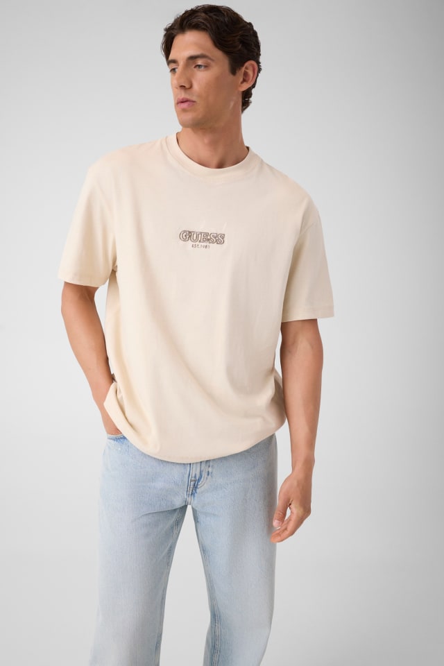 Camiseta con logo bordado