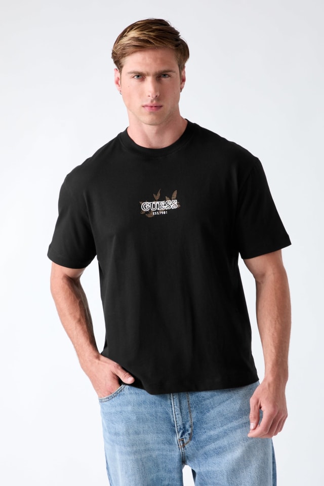 Camiseta com logo bordado