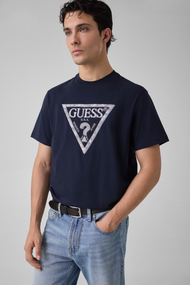 Camiseta con logo de triángulo