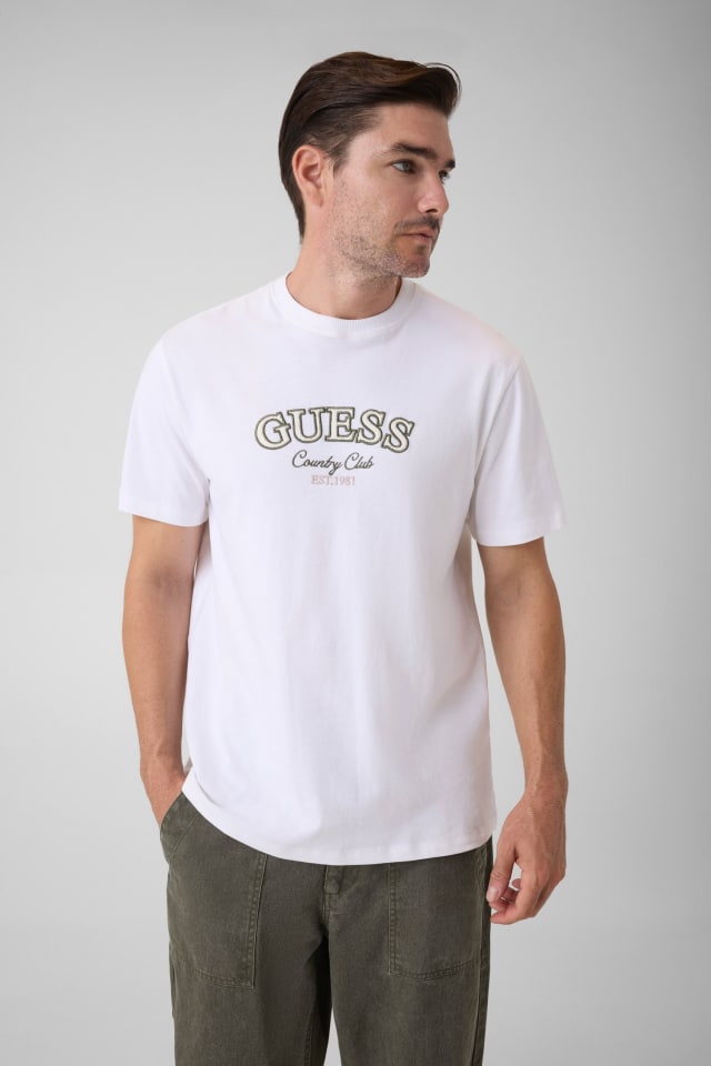 Camiseta com logo bordado