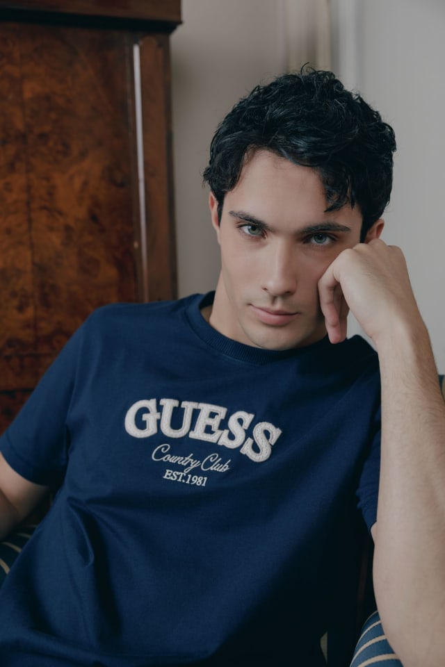 Camiseta com logo bordado