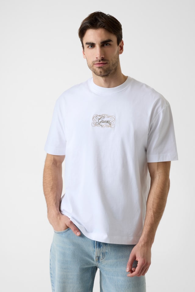 Camiseta com logo bordado