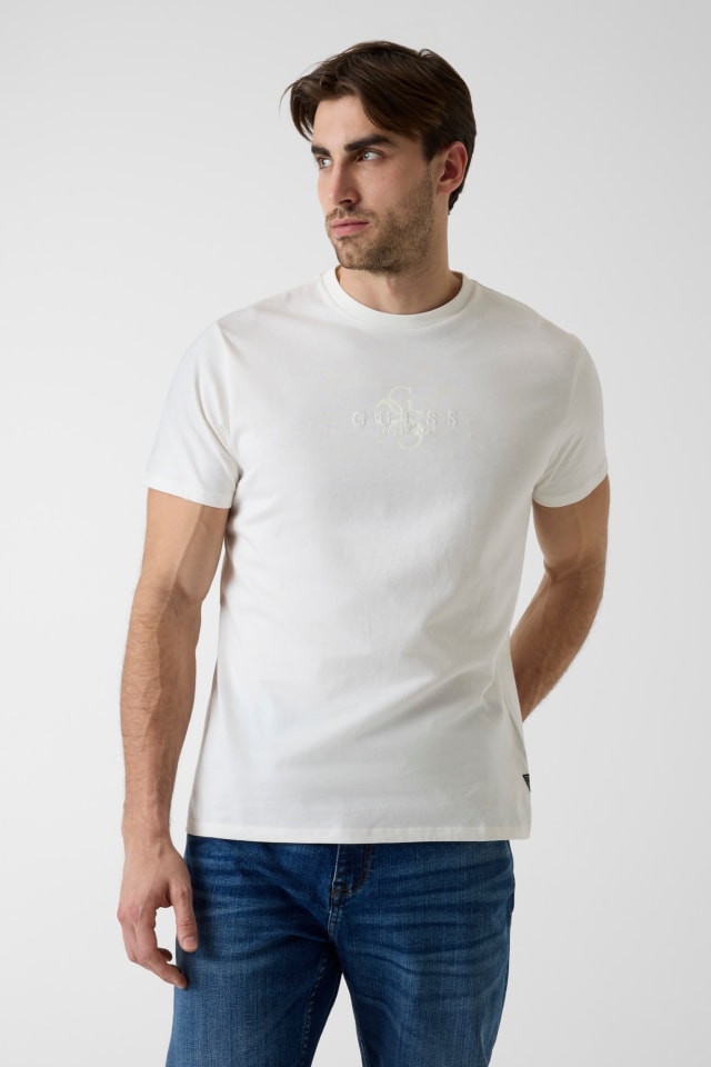 Camiseta com logo bordado