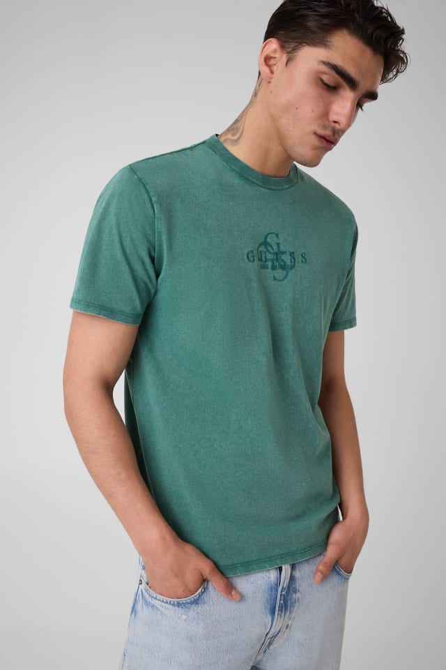 Camiseta con logo bordado