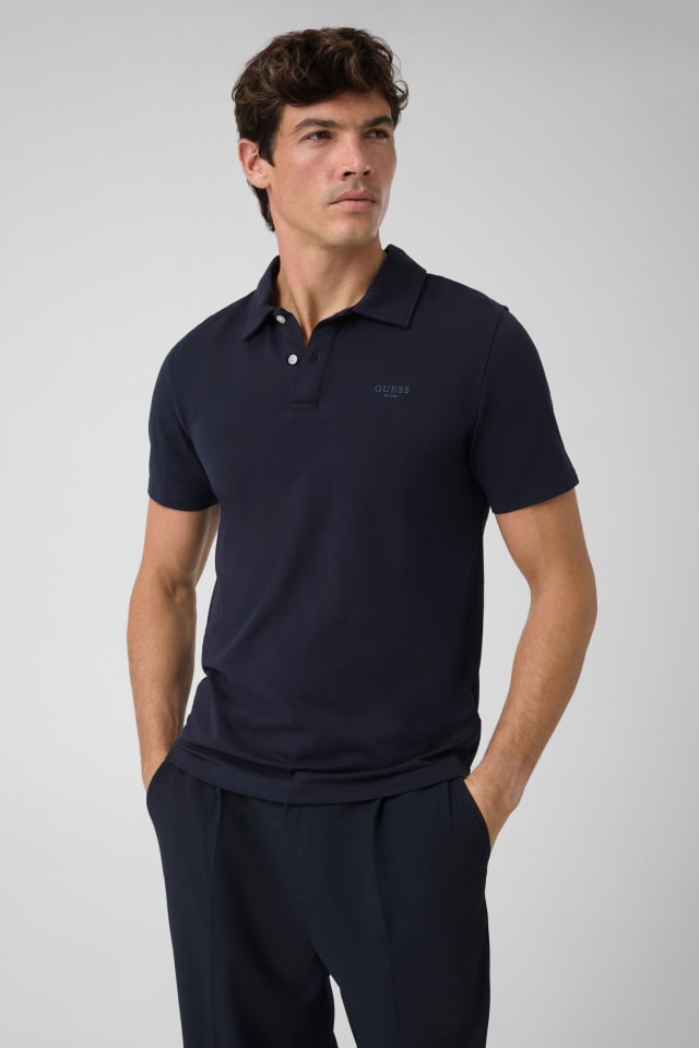 Polo com logo bordado