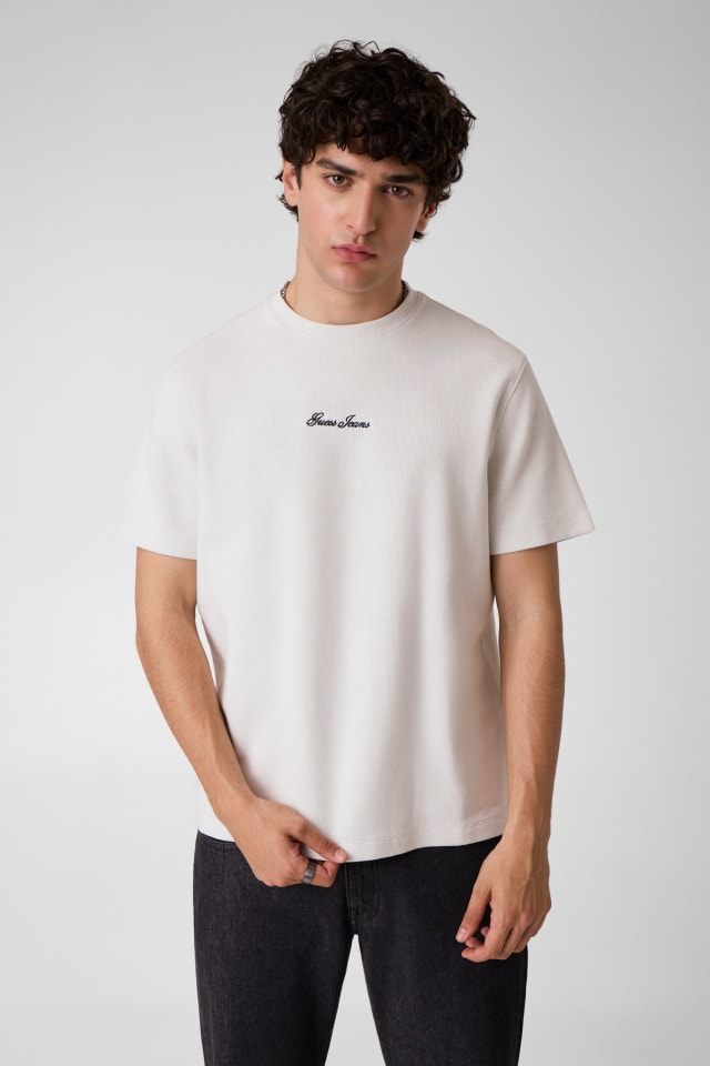 Camiseta com logo bordado