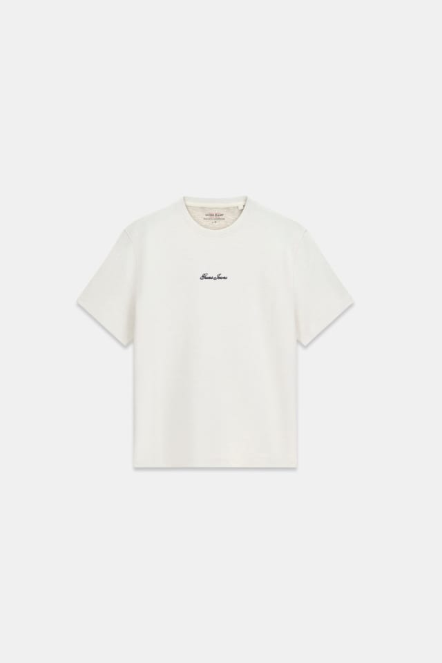 Camiseta com logo bordado