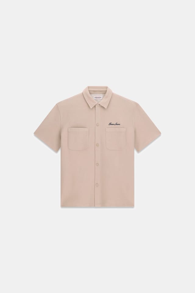 Camisa con logo bordado