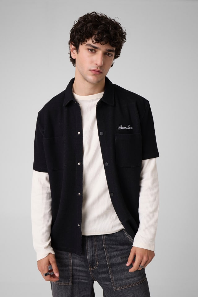 Camisa con logo bordado