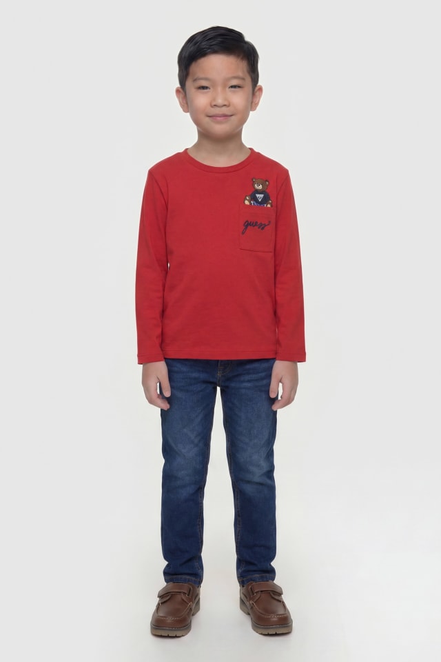 Camiseta con logotipo bordado