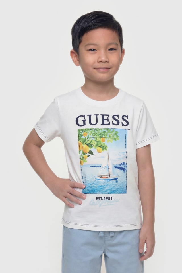 Camiseta com logotipo estampado