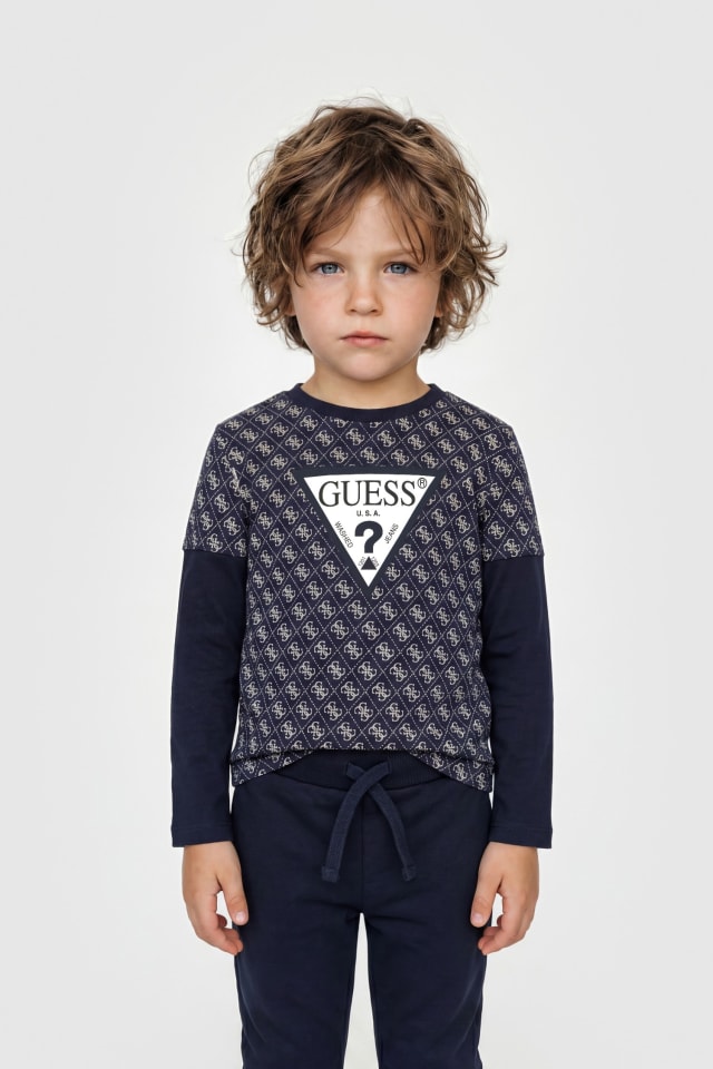 Conjunto de camiseta e calças